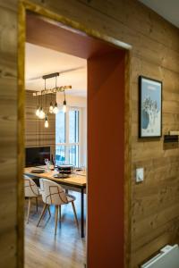 Un comedor y una cocina con mesa y sillas. en 3 Vallées access & cycling Cosy 4 to 6 guests, en Orelle