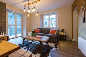 una sala de estar con un sofá y una mesa en 3 Vallées access & cycling Cosy 4 to 6 guests, en Orelle 35 fotos más
