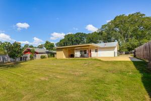 una casa con un patio con una valla en Quiet, Stylish and Convenient Home in Prattville, en Prattville
