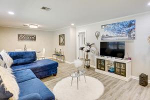 Una sala de estar con un sofá azul y un televisor. en Quiet, Stylish and Convenient Home in Prattville, en Prattville
