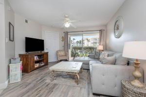 Μια τηλεόραση ή/και κέντρο ψυχαγωγίας στο Stylish Retreat - Coastal1