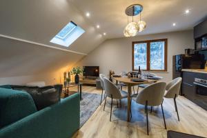 Posezení v ubytování Legendary ski & cycling 4 to 6 guest getaway + 26 fotografií