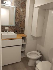 une salle de bain blanche avec un lavabo et des toilettes dans l'établissement Departamento en el Centro de Bariloche con Hermosa Vista solo con abono de SEÑA, à San Carlos de Bariloche