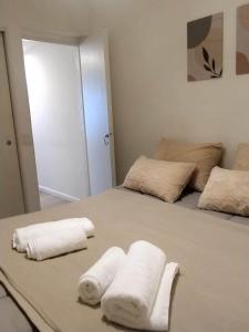 - une chambre avec 2 serviettes blanches sur un lit dans l'établissement Departamento en el Centro de Bariloche con Hermosa Vista solo con abono de SEÑA, à San Carlos de Bariloche