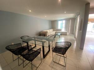 a living room with a glass table and chairs at Casa Bilbao in Chiconcuac