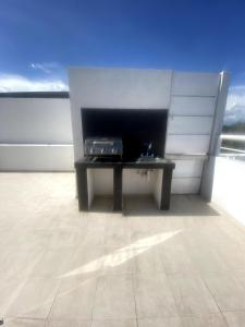 ChiconcuacにあるCasa Bilbaoの部屋のベンチに置かれたブリーフケース