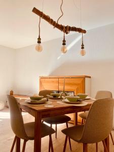 a dining room with a wooden table and chairs at Ferienwohnung auf der Spreeinsel in Spremberg