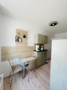 a kitchen with a table and chairs in a room at Ferienwohnung auf der Spreeinsel in Spremberg +25 photos