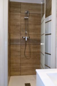 e bagno con doccia e parete in legno. di Studio pratique et cosy Rouen centre a Rouen