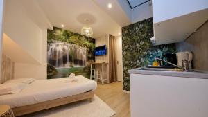 una camera da letto con un murale a cascata sul muro di Studio pratique et cosy Rouen centre a Rouen