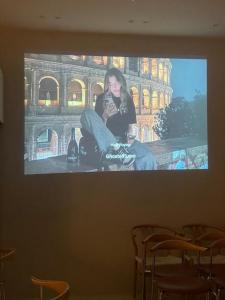 ein Fernsehbildschirm mit einer Frau darauf in der Unterkunft # Open Special # Gwangan Bridge Centum City # Wine 1 Bottle Gift # Cleanliness # Family Friend Trip # Dog Accompaniment # Photo # 12 Minutes on Foot in Millak-tong