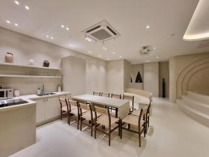 eine Küche und ein Esszimmer mit Tisch und Stühlen in der Unterkunft # Open Special # Gwangan Bridge Centum City # Wine 1 Bottle Gift # Cleanliness # Family Friend Trip # Dog Accompaniment # Photo # 12 Minutes on Foot in Millak-tong