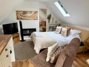 a bedroom with a bed and a couch at Serafina Lodge in Leominster +11 photos