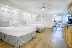 Un pat sau paturi într-o cameră la Lighthouse Resort: Inn & Suites +38 fotografii