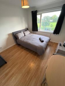Ένα ή περισσότερα κρεβάτια σε δωμάτιο στο Cosy room 2 Gatwick