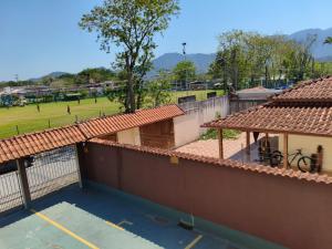 a view of a baseball field from the roof of a building at Kitnet no centro de Bertioga, ao lado do Rio de Pesca a 3 min da praia, da balsa e de pontos turísticos, com Wi-Fi, vaga e churrasqueira! in Bertioga