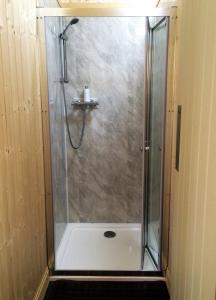 A bathroom at Oxford Riverside Glamping
