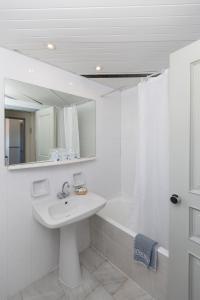 Ένα μπάνιο στο Samaina Port Hotel