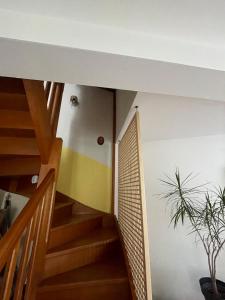 una scala in una casa con un muro giallo e bianco di Maison de campagne a Barbaste