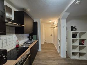 una cocina con fregadero y refrigerador en Monteurredsidenz Wismar - grosartig aufzeit, en Wismar 17 fotos más