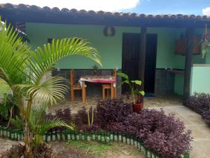 イタパリカ・タウンにあるApartamento, Suite, na área da residência Jardim Tropical, Cidade de Itaparica, Bahiaの緑家(テーブル付)