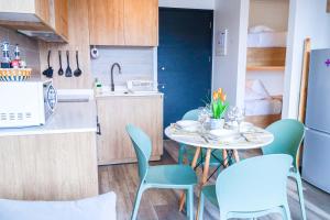a small kitchen with a table and chairs in a room at HOM I Vista a la ciudad 4PAX cerca de la Costanera in Puerto Varas