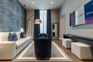 un soggiorno con un divano e una TV di FOUR Suites Pantheon a Roma