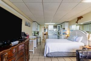 Un televizor și/sau centru de divertisment la Beachfront Escape Pool Decks Jacuzzi Tub +8 fotografii