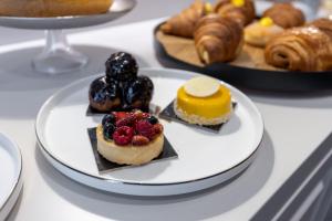 un piatto di dolci su un tavolo con pasticcini di FOUR Suites Pantheon a Roma