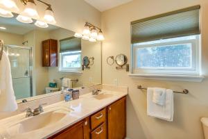 Ένα μπάνιο στο Sip, Soar and Explore Spacious Union Home with Yard +21 φωτογραφίες
