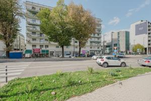 a city street with cars parked on the road at Poppy's Flat - 10 min from Venice & Train Station in Venice