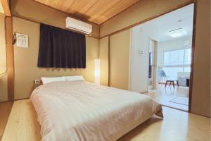 Ένα ή περισσότερα κρεβάτια σε δωμάτιο στο Vacation Rental -裏路地- 202 青い部屋 古馬場町 +44 φωτογραφίες