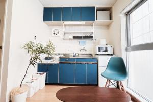 Η κουζίνα ή μικρή κουζίνα στο Vacation Rental -裏路地- 202 青い部屋 古馬場町