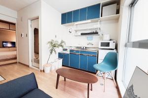 Η κουζίνα ή μικρή κουζίνα στο Vacation Rental -裏路地- 202 青い部屋 古馬場町