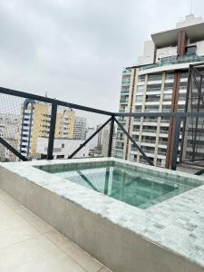 a swimming pool on the roof of a building at Apê Blue Frei Caneca Premium Rooftop Jacuzzi Academia in Sao Paulo