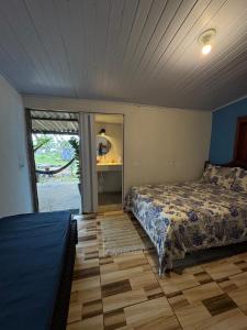Ένα ή περισσότερα κρεβάτια σε δωμάτιο στο Suítes camping marinho