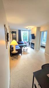 ノースバンクーバーにあるBright 2BR Close to Seabus, and Lower Lonsdaleのソファとテーブルのあるリビングルーム