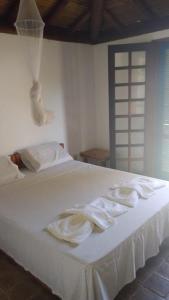 a white bed with towels on top of it at Bahia Outeiro das Brisas - Gibs' House in Porto Seguro +40 photos