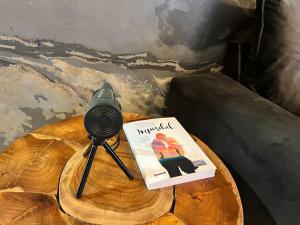 een microfoon en een boek liggen op een tafel bij Mountain Place to Remember - River & Barbecue in Buşteni +37 foto's
