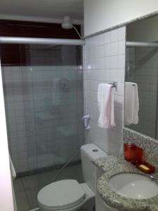 A bathroom at Flat Nannai Residence - Beijupirá