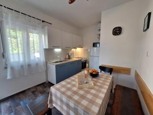 Kuchyň nebo kuchyňský kout v ubytování Apartments Dalia + 44 fotografií