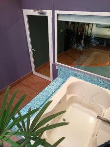 Un baño con bañera y una planta en maceta. en Play Chitré, en Chitré 16 fotos más