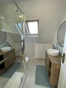 un bagno con due lavandini e una doccia di Grande maison 20 min plage, 14 personnes, 5 SDB, literie grand confort a Rosporden Altre 27 foto