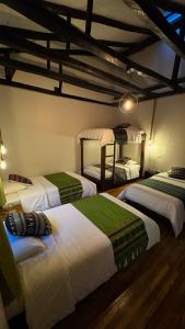 クエンカにあるHostal Restaurant La Cigaleのベッドルーム1室(ベッド4台付)