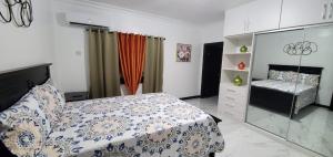 a bedroom with a bed and a dresser at Elegant Escape in Kingston +5 photos