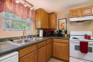 Köök või kööginurk majutusasutuses Central Cozy Cottage - Cove