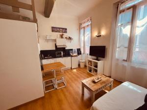 una sala de estar con un sofá y una mesa en Chez Giulia Cassis, en Cassis 12 fotos más