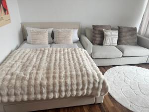 Ένα ή περισσότερα κρεβάτια σε δωμάτιο στο Skyline & Tollwood Apartment +2 φωτογραφίες