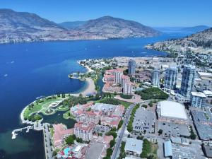 Gallery image of Million-Dollar View 2 bedroom entire flat with access to 34th floor lounge in Downtown Kelowna in Kelowna