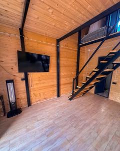 Un televizor și/sau centru de divertisment la Gomarduli House +30 fotografii